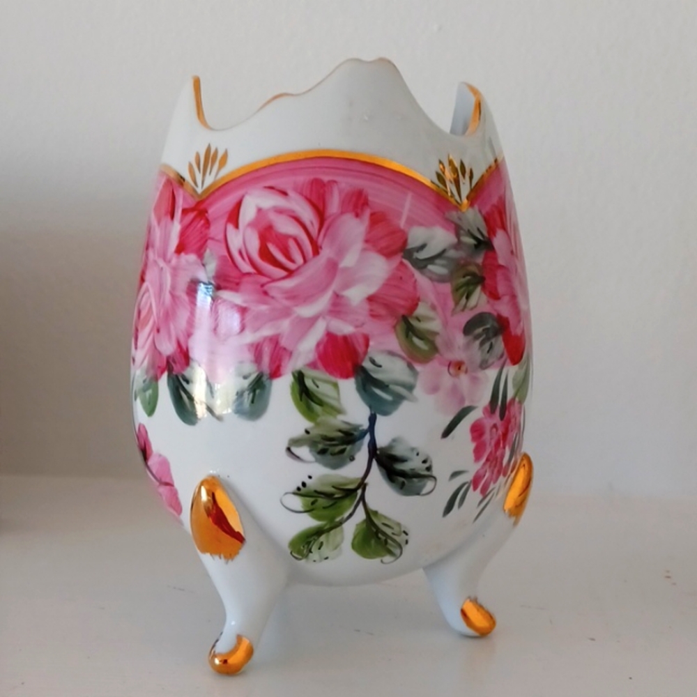 NEW Porcelain 10K Gold✨️Trimmed Craked Egg. Pink Roses & Leaves, 3 Legs